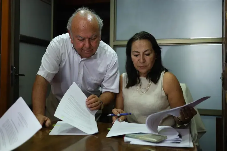 Rodolfo Reyes (i), abogado y sobrino de Pablo Neruda, junto a Elizabeth Flores (d), abogada en caso Neruda en entrevista ayer en Santiago (Chile). Rodolfo Reyes (i), abogado y sobrino de Pablo Neruda, junto a Elizabeth Flores (d), abogada en caso Neruda en entrevista ayer en Santiago (Chile).