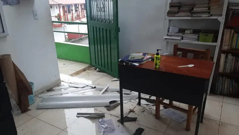 Afectaciones por los vientos en el Institución Educativa Largo en Samaná.