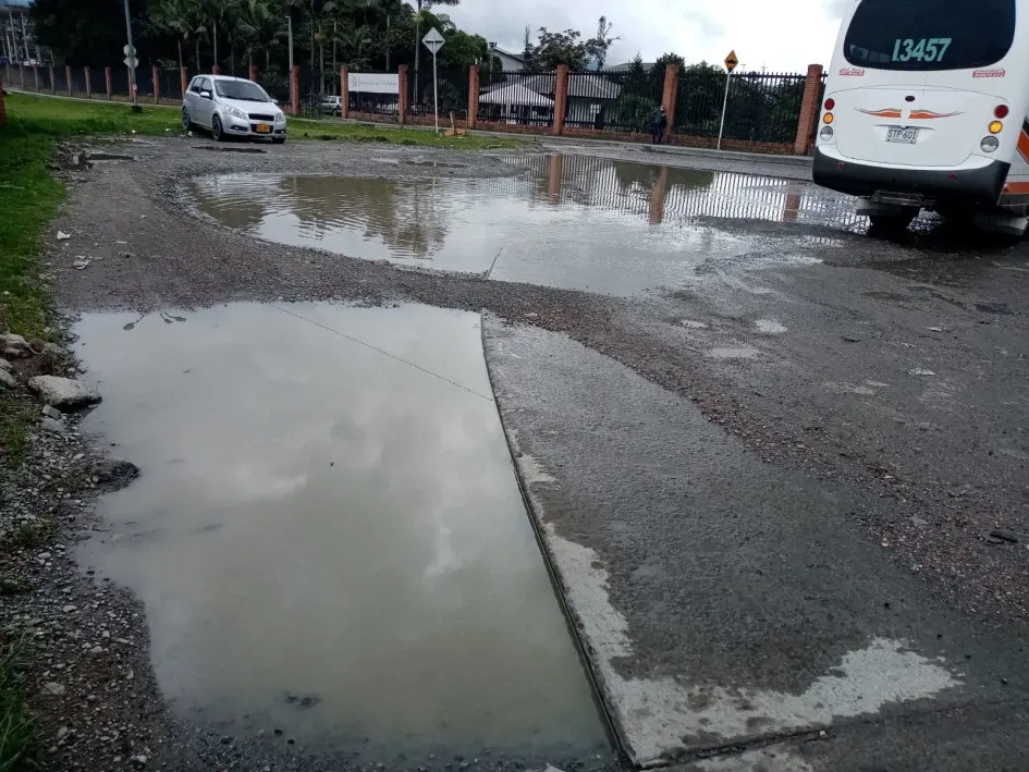Cuando llueve se ven charcos de gran tamaño a la entrada del Sena. Cuando llueve se ven charcos de gran tamaño a la entrada del Sena.