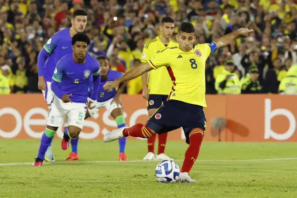Gustavo Puerta de Colombia patea el penalti que no pudo convertir ante el portero Kaique de Brasil, en un partido de la fase final del Campeonato Sudamericano Sub-20 entre las selecciones de Colombia y Brasil en el estadio El Campín en Bogotá. Gustavo Puerta de Colombia patea el penalti que no pudo convertir ante el portero Kaique de Brasil, en un partido de la fase final del Campeonato Sudamericano Sub-20 entre las selecciones de Colombia y Brasil en el estadio El Campín en Bogotá.