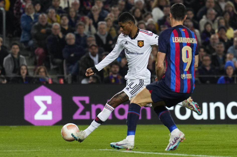 El delantero polaco Robert Lewandowski (derecha) defiende un balón ante el ariete inglés Marcus Rashford. El delantero polaco Robert Lewandowski (derecha) defiende un balón ante el ariete inglés Marcus Rashford.
