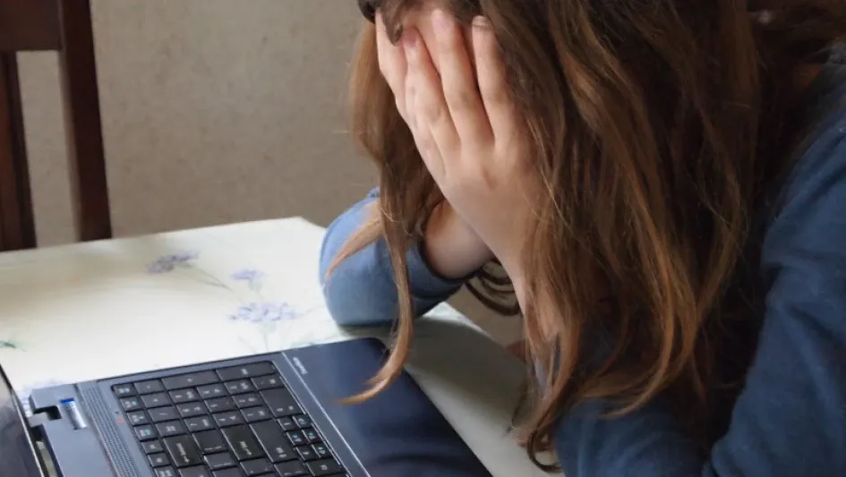 El acoso cibernético puede conducir a una depresión que condicione la idea suicida. Esté al tanto de qué leen sus hijos en redes sociales. El acoso cibernético puede conducir a una depresión que condicione la idea suicida. Esté al tanto de qué leen sus hijos en redes sociales.