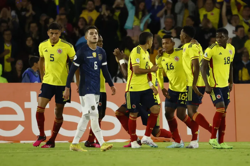 Jugadores de Colombia celebran un gol en propia puerta Luis Córdova de Ecuador hoy, en un partido de la fase final del Campeonato Sudamericano Sub-20 entre las selecciones de Colombia y Ecuador en el estadio El Campín en Bogotá. Jugadores de Colombia celebran un gol en propia puerta Luis Córdova de Ecuador hoy, en un partido de la fase final del Campeonato Sudamericano Sub-20 entre las selecciones de Colombia y Ecuador en el estadio El Campín en Bogotá.