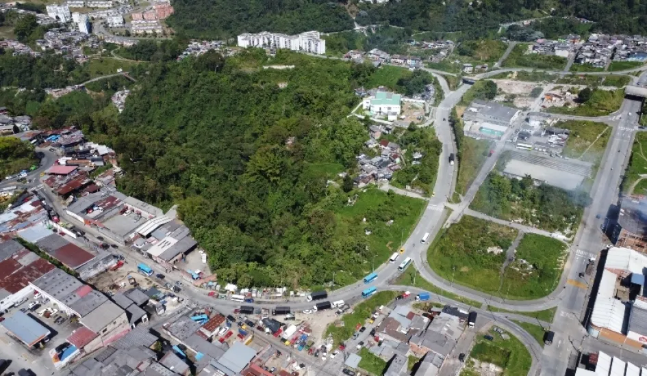 La Avenida Marcelino Palacio serpentea en el Macroproyecto San José, en las ruinas de lo que fueron viviendas la naturaleza se ha ido apropiando de nuevo del espacio en el barrio Asís, los nuevos apartamentos de La Avanzada, la Estación de Policía Manizales y el Cisco San José, entre otros.