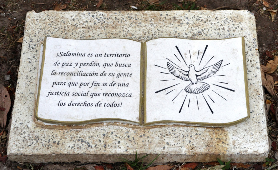 La placa que invita a la reconciliación. La placa que invita a la reconciliación.