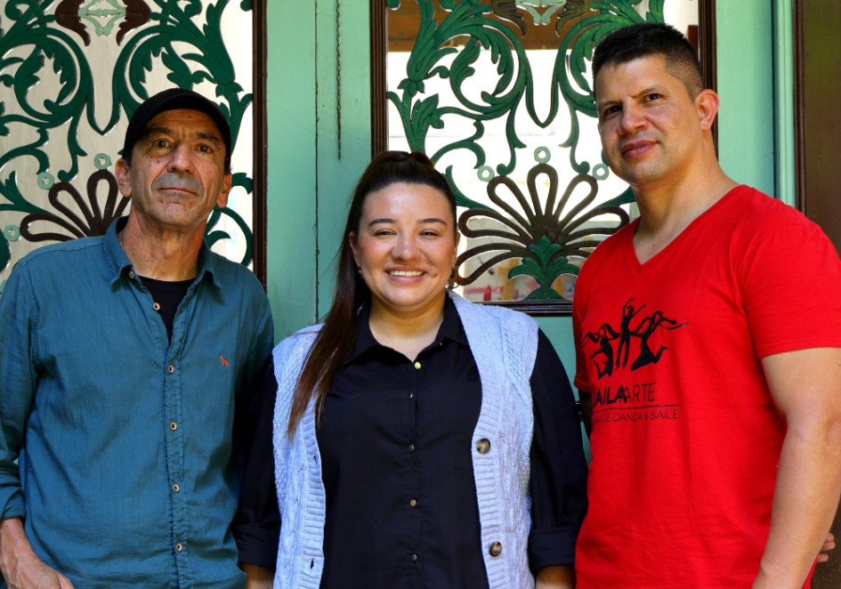 Acompañan a Stephanie Marín, nueva directora de la Casa de la Cultura de Salamina, los talleristas de pintura y danza de la institución, Jorge Ángel y Germán Correa. Acompañan a Stephanie Marín, nueva directora de la Casa de la Cultura de Salamina, los talleristas de pintura y danza de la institución, Jorge Ángel y Germán Correa.