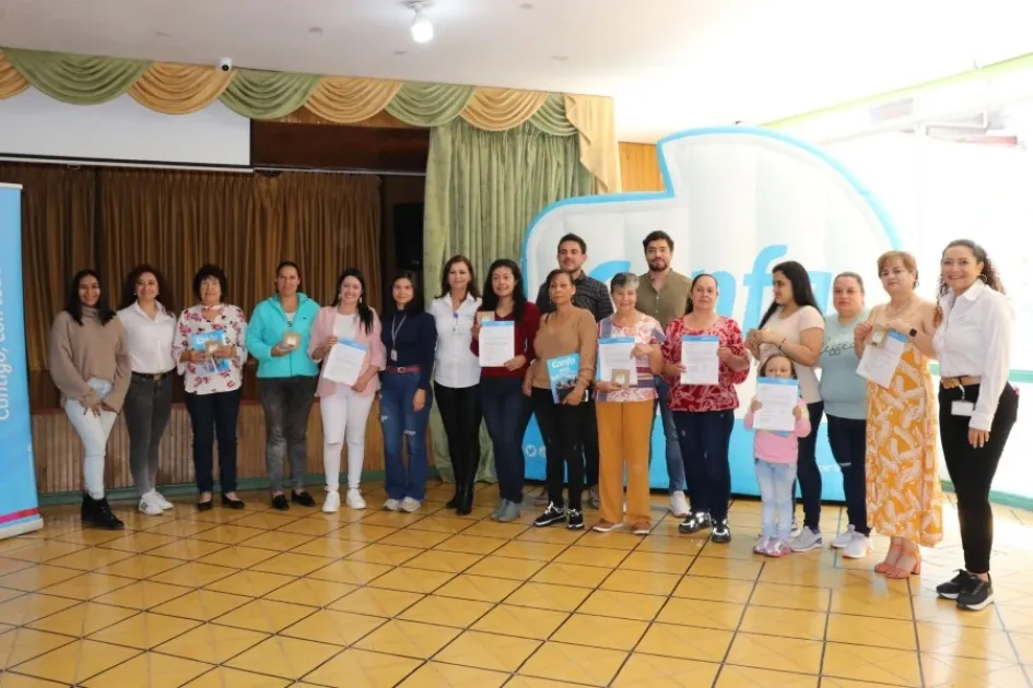 Grupo de personas y familiares que fueron beneficiarios con el Subsidio Saludable para arreglo de la casa y que así puedan habitar una vivienda más digna. Grupo de personas y familiares que fueron beneficiarios con el Subsidio Saludable para arreglo de la casa y que así puedan habitar una vivienda más digna.