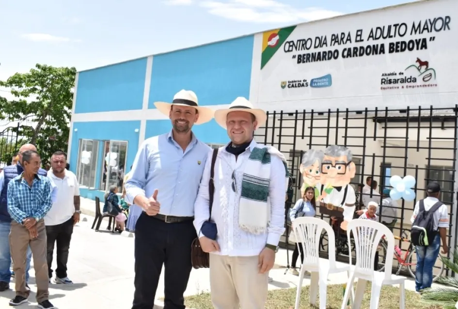 El gobernador de Caldas, Luis Carlos Velásquez, y el alcalde de Risaralda, Juan Carlos Cortés, inauguraron ayer el Centro Vida para la atención de 500 adultos mayores en el municipio de Risaralda (Caldas). El gobernador de Caldas, Luis Carlos Velásquez, y el alcalde de Risaralda, Juan Carlos Cortés, inauguraron ayer el Centro Vida para la atención de 500 adultos mayores en el municipio de Risaralda (Caldas).