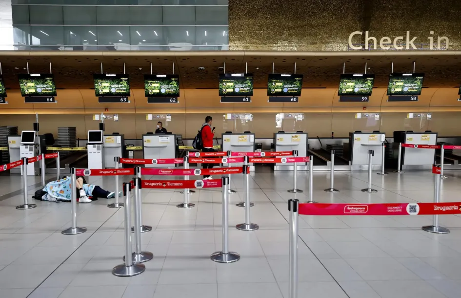 Personas esperan hoy, en el aeropuerto El Dorado, tras el cierre de operaciones de la aerolínea Viva Air, en Bogotá. Personas esperan hoy, en el aeropuerto El Dorado, tras el cierre de operaciones de la aerolínea Viva Air, en Bogotá.