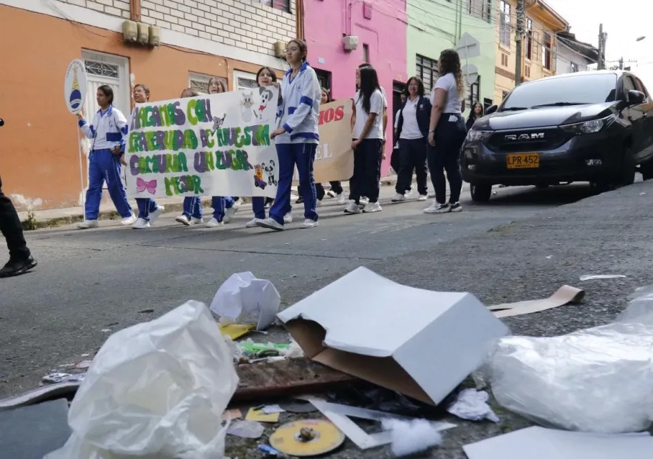 La Divina Providencia y el Instituto Manizales salieron a las calles para concientizar a los habitantes del sector sobre el buen manejo de los residuos. La Divina Providencia y el Instituto Manizales salieron a las calles para concientizar a los habitantes del sector sobre el buen manejo de los residuos.