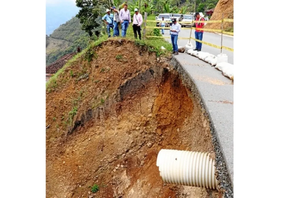 La comunidad con funcionarios verificaron el peligro en la zona, como en La Avispa.