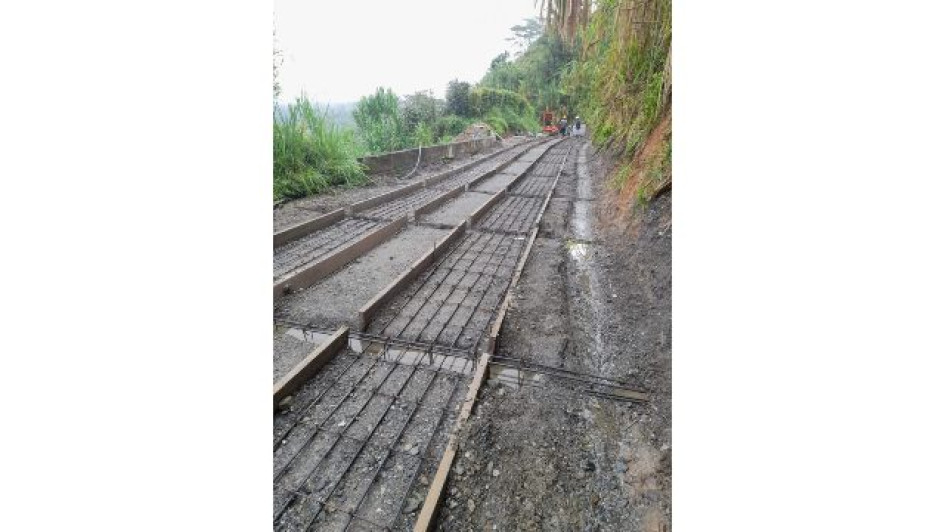 Entre las veredas Alto de la Mina y La Quiebra de Naranjal, de Chinchiná, empezaron a construir placas huella en agosto del año pasado, pero en diciembre el contratista abandonó la obra y dejó el proyecto inconcluso. Entre las veredas Alto de la Mina y La Quiebra de Naranjal, de Chinchiná, empezaron a construir placas huella en agosto del año pasado, pero en diciembre el contratista abandonó la obra y dejó el proyecto inconcluso.
