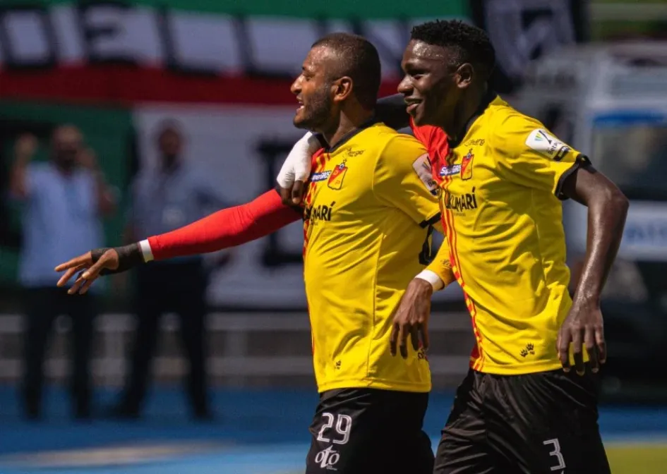 Carlos Ramírez, autor del segundo gol, celebra su compañero Diego Hernández. Carlos Ramírez, autor del segundo gol, celebra su compañero Diego Hernández.