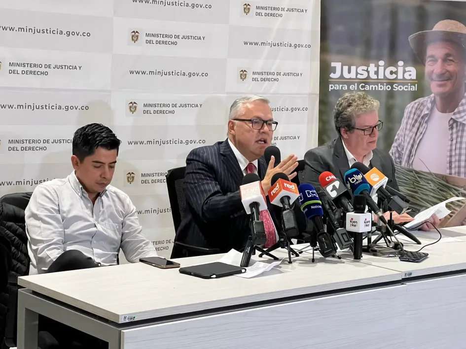 El senador Ariel Ávila; el ministro de Justicia, Nestor Osuna; y el representante a la Cámara Alirio Uribe. El senador Ariel Ávila; el ministro de Justicia, Nestor Osuna; y el representante a la Cámara Alirio Uribe.
