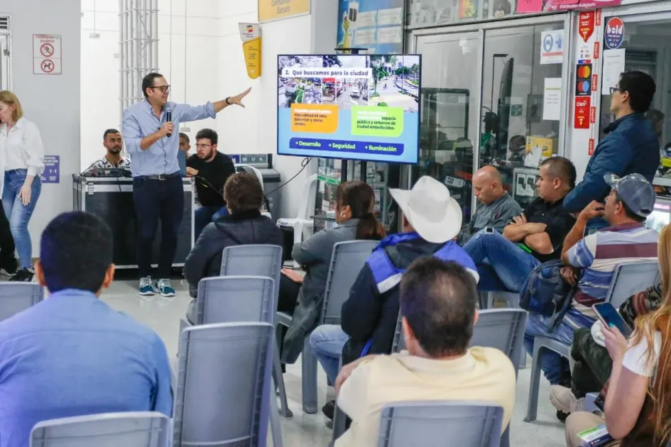 El alcalde, Carlos Mario Marín, con comerciantes de Sanandresito. El alcalde, Carlos Mario Marín, con comerciantes de Sanandresito.