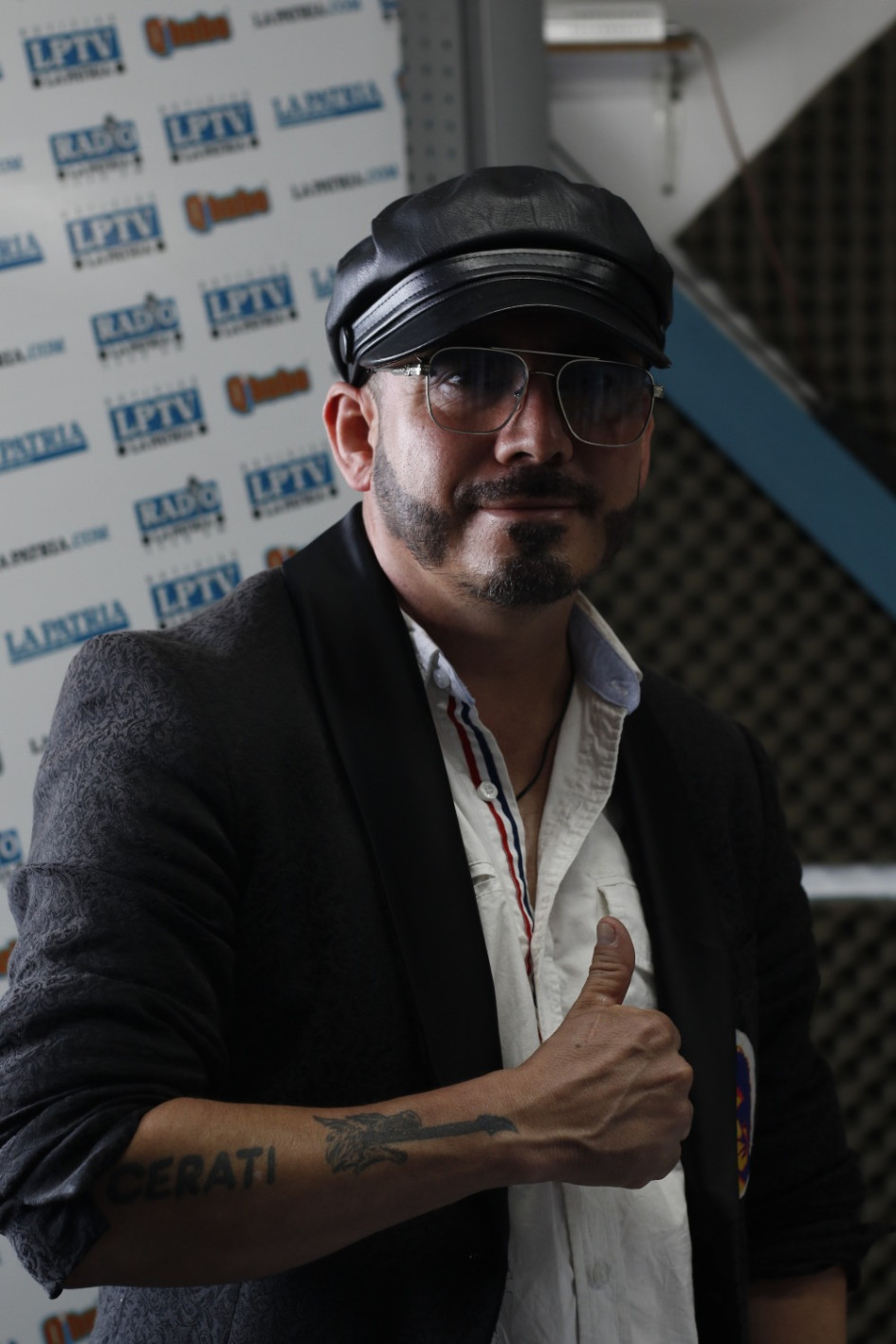 El cantautor asegura que haber estudiado Comunicación Social y Periodismo le ha servido para promocionar su música y desenvolverse en los medios. El cantautor asegura que haber estudiado Comunicación Social y Periodismo le ha servido para promocionar su música y desenvolverse en los medios.