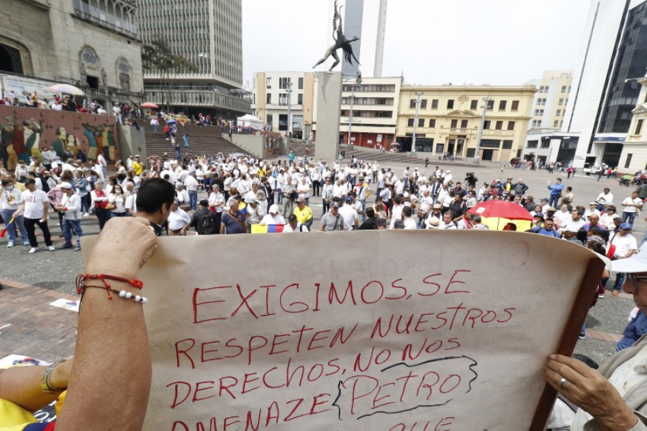 Entre cantos y arengas, las personas participaron de la protesta desde las 10:00 a.m. hasta las 12:00 del mediodía. Entre cantos y arengas, las personas participaron de la protesta desde las 10:00 a.m. hasta las 12:00 del mediodía.