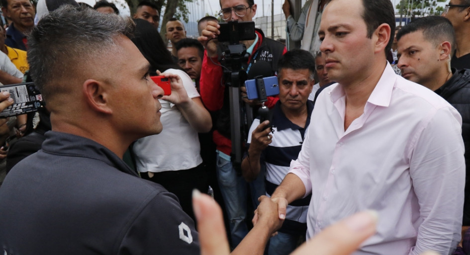 El alcalde, Carlos Mario Marín, conversó con los manifestantes y llegó a algunos pactos. No obstante, también tuvo algunas discusiones. El alcalde, Carlos Mario Marín, conversó con los manifestantes y llegó a algunos pactos. No obstante, también tuvo algunas discusiones.