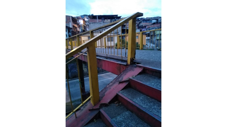 Deterioro en parte de la baranda de seguridad del puente peatonal sobre la Avenida Kevin Ángel. Deterioro en parte de la baranda de seguridad del puente peatonal sobre la Avenida Kevin Ángel.