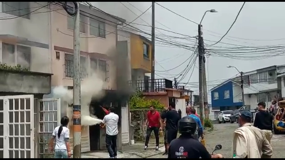 Los vecinos acudieron rápidamente a la casa incendiada para tratar de extinguir el fuego. Los vecinos acudieron rápidamente a la casa incendiada para tratar de extinguir el fuego.