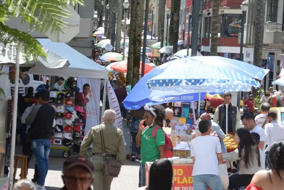 Según el DANE, Colombia cerró el último trimestre del 2022 con una informalidad del 57,8%. carrera 23 de Manizales. Comercio informal