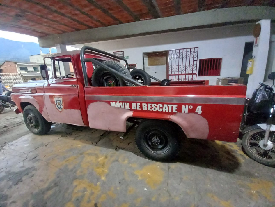 La camioneta de rescate del Cuerpo de Bomberos de Supía es modelo 1960 y no cuenta con documentos, por lo que no puede operar. La camioneta de rescate del Cuerpo de Bomberos de Supía es modelo 1960 y no cuenta con documentos, por lo que no puede operar.