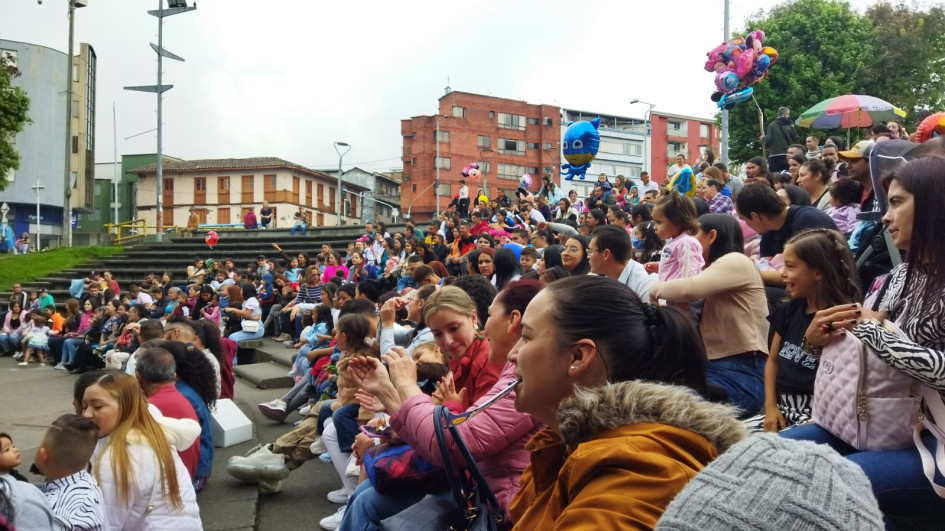 Buena parte de la silletería del teatrino del parque Ernesto Gutiérrez, de Manizales, se llenó para ver a La Granja de Zenón. Buena parte de la silletería del teatrino del parque Ernesto Gutiérrez, de Manizales, se llenó para ver a La Granja de Zenón.