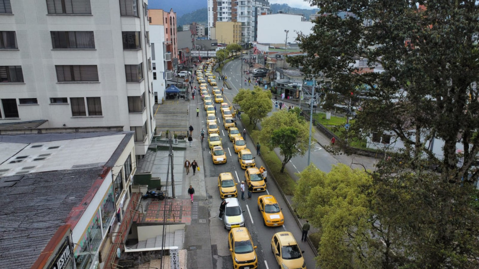 Este es el panorama de la avenida Santander, por el sector del Triángulo, respecto al plan tortuga de los taxistas manizaleños. Este es el panorama de la avenida Santander, por el sector del Triángulo, respecto al plan tortuga de los taxistas manizaleños.