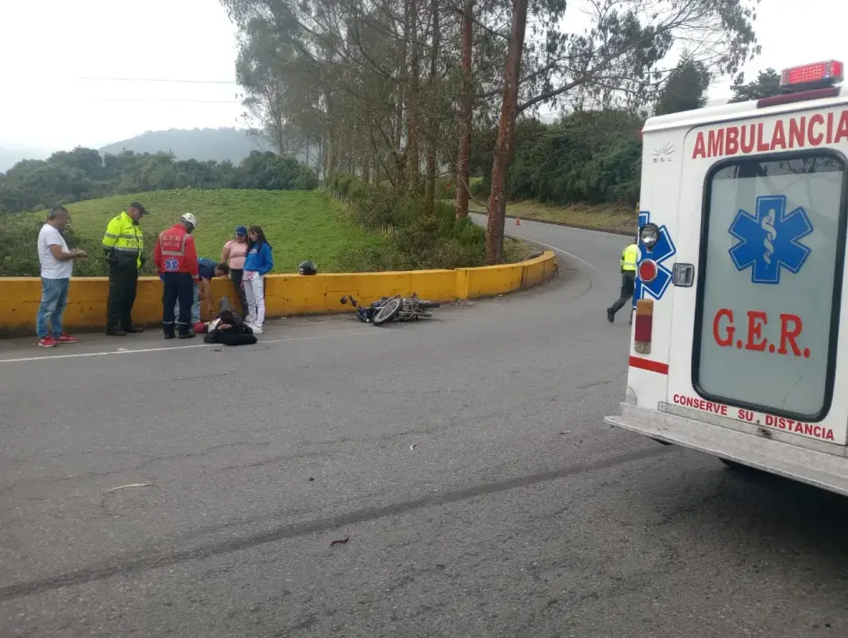 Llanta de un camión golpeó una moto en la vía Manizales-Alto de Letras Llanta de un camión golpeó una moto en la vía Manizales-Alto de Letras