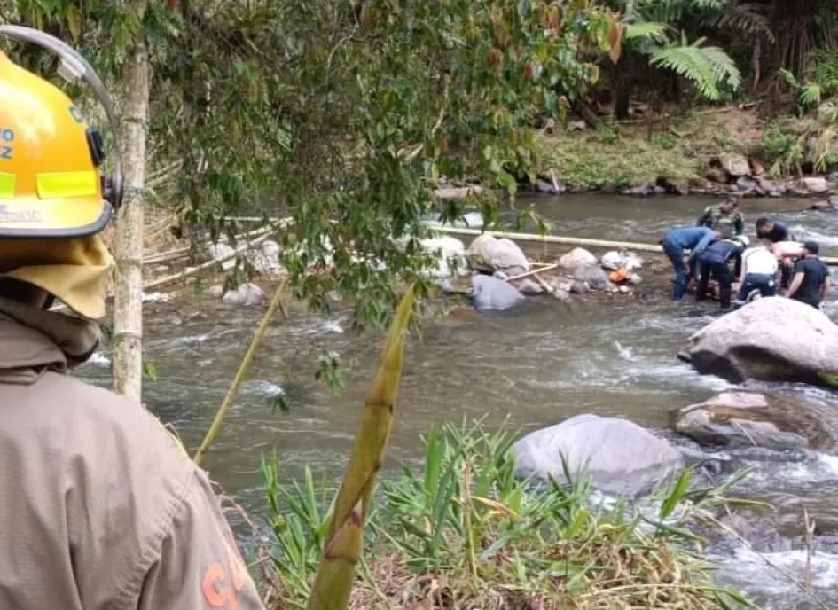 Momento del rescate del cuerpo. Una persona muere en el río Campoalegrito, en Chinchiná