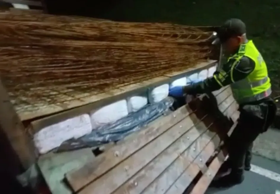 Autoridades incautaron 500 kilos de marihuana en un camión en la vía Pereira-Manizales Autoridades incautaron 500 kilos de marihuana en un camión en la vía Pereira-Manizales