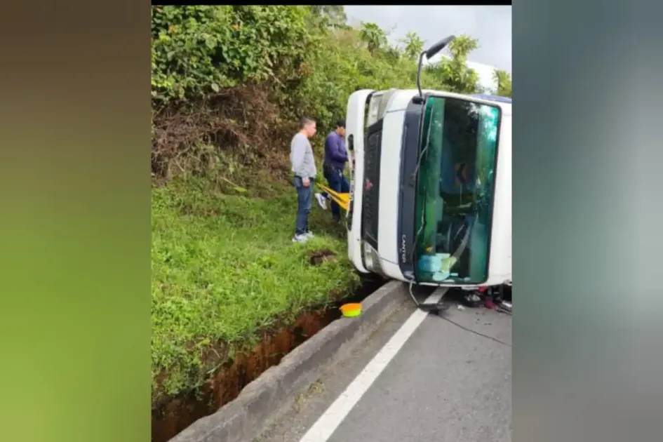Turbo se volcó en la salida de Manizales: un lesionado