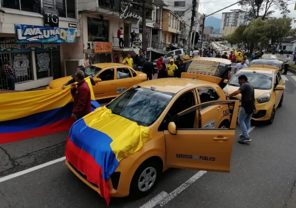 Operación tortuga de los taxitas por la Avenida Santander de Manizales, en el sector de El Triángulo. Operación tortuga de los taxitas por la Avenida Santander de Manizales, en el sector de El Triángulo.