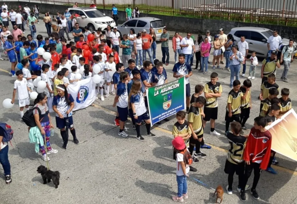 Equipos participantes en el desfile de los torneos de la Liga Caldense de Fútbol. Equipos participantes en el desfile de los torneos de la Liga Caldense de Fútbol.