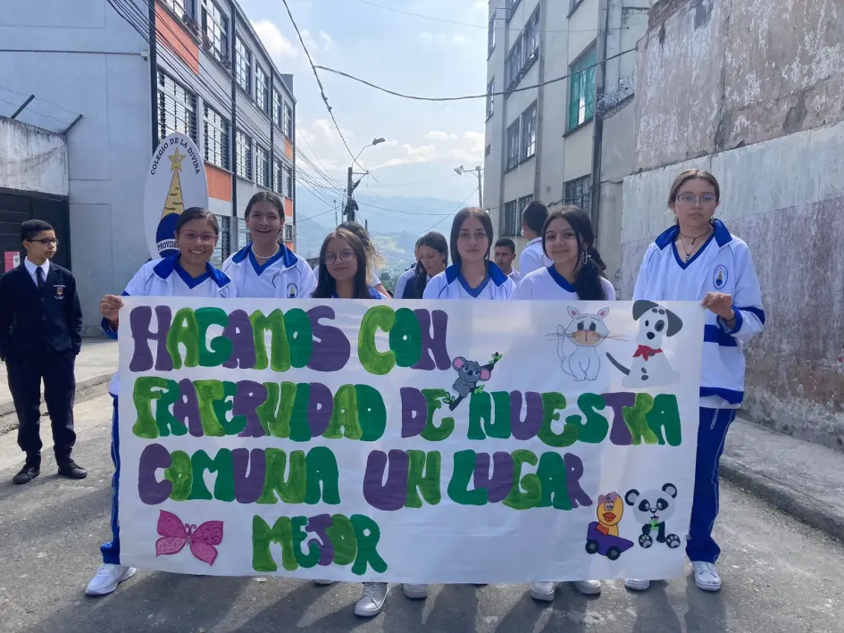 Instituto Manizales desfile previo a jornada de limpieza. Previo a la jornada de limpieza, los estudiantes del Instituto Manizales realizaron un desfile.