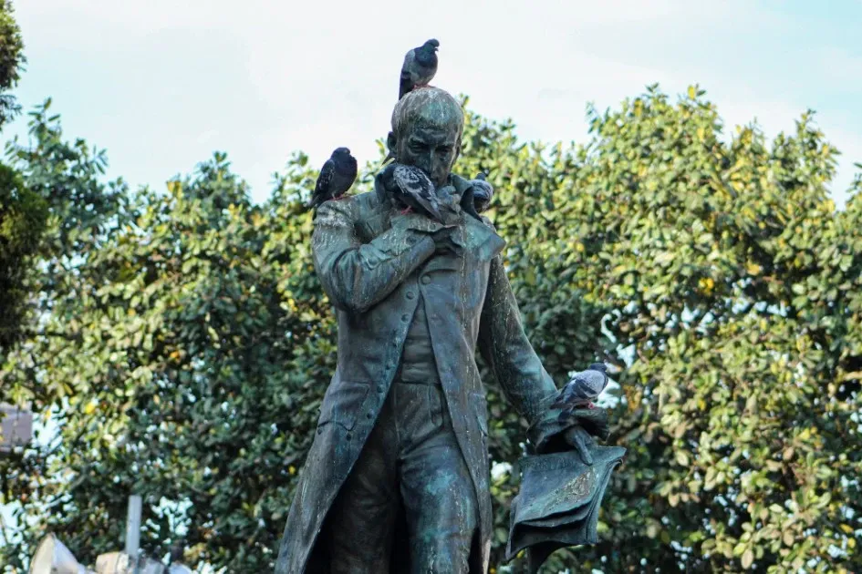 La escultura de Francisco José de Caldas es el lugar favorito para que las palomas hagan sus necesidades. La ciudad cuenta con 25 monumentos más, la mayoría están rayadas y requieren mantenimiento. La escultura de Francisco José de Caldas es el lugar favorito para que las palomas hagan sus necesidades. La ciudad cuenta con 25 monumentos más, la mayoría están rayadas y requieren mantenimiento.