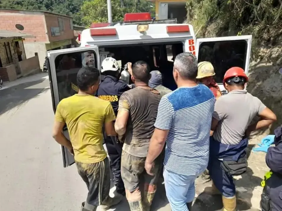 Los bomberos trasladaron a los heridos al Hospital San Antonio. Los bomberos trasladaron a los heridos al Hospital San Antonio.