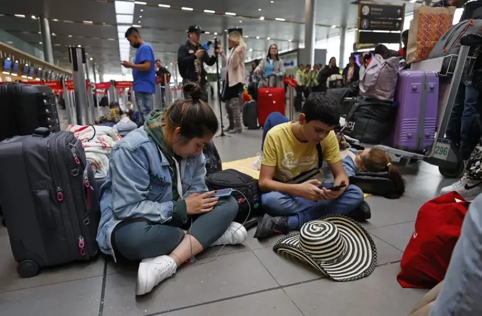 Personas esperan hoy, en el aeropuerto El Dorado de Bogotá (Colombia). Personas esperan hoy, en el aeropuerto El Dorado de Bogotá (Colombia).