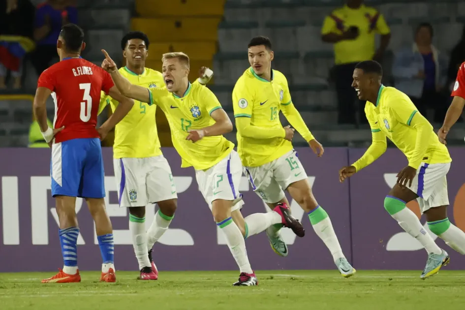 Ronald Cardoso (c) de Brasil celebra un gol hoy, en un partido de la fase final del Campeonato Sudamericano Sub'20 entre las selecciones de Paraguay y Brasil en el estadio El Campín en Bogotá Ronald Cardoso (c) de Brasil celebra un gol hoy, en un partido de la fase final del Campeonato Sudamericano Sub'20 entre las selecciones de Paraguay y Brasil en el estadio El Campín en Bogotá