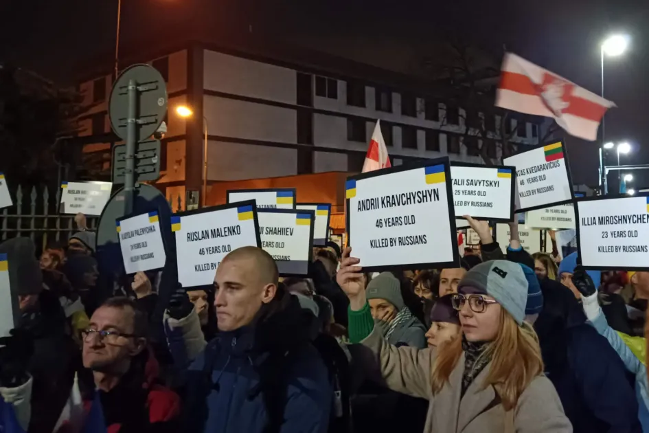 Miles de personas marchan este viernes por las calles de Varsovia, en Polonia, para conmemorar el primer aniversario de la invasión rusa de Ucrania y manifestar su solidaridad con los ucranianos. Miles de personas marchan este viernes por las calles de Varsovia, en Polonia, para conmemorar el primer aniversario de la invasión rusa de Ucrania y manifestar su solidaridad con los ucranianos.