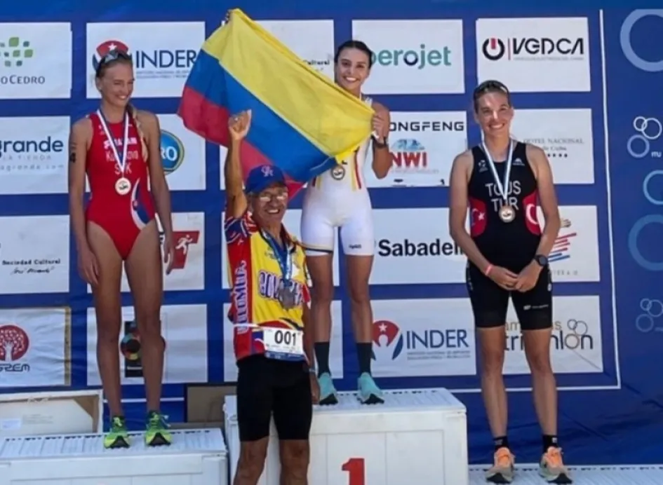 María Carolina Velásquez (centro) en el podio del VII Triatlón Internacional de La Habana (Cuba). Juegos Nacionales del 2023