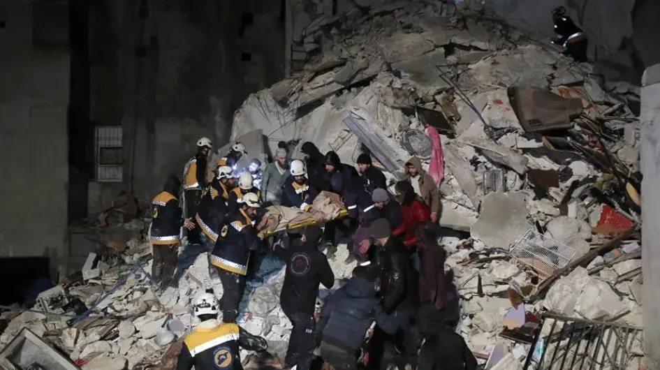 Búsqueda de sobrevivientes en la provincia de Idlib, en Siria. Búsqueda de sobrevivientes en la provincia de Idlib, en Siria.
