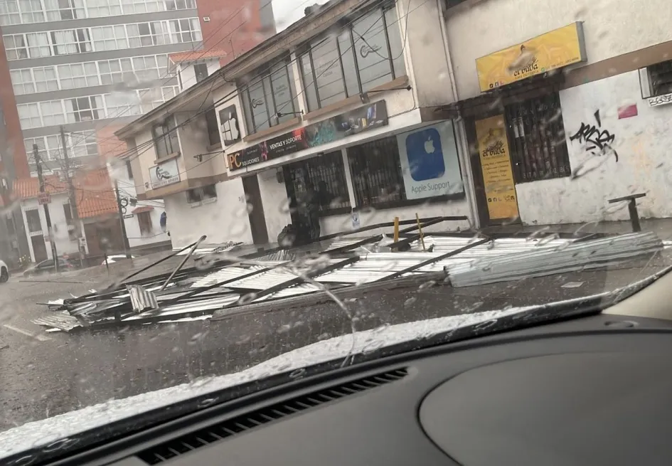 Fuerte aguacero en Manizales provoca caída de techos y desbordamientos de quebrada Fuerte aguacero en Manizales provoca caída de techos y desbordamientos de quebrada