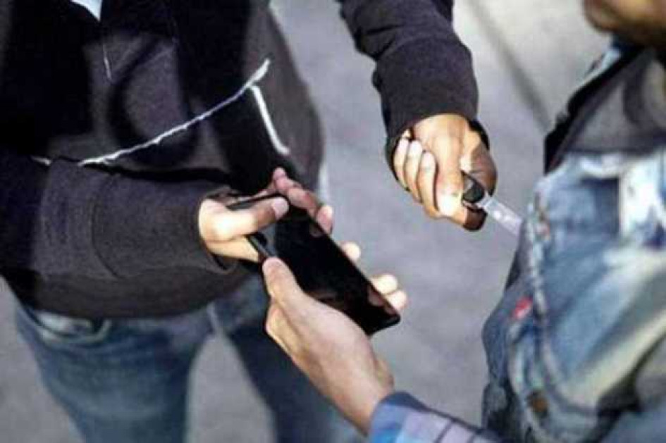 como-bloquear-un-celular-robado-con-imei Hombre le roba el celular a otro amenazándolo con un cuchillo.