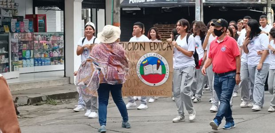 Alumnos de la Institución Educativa Dorada exigen obras y manejo de árboles y raíces. Alumnos de la Institución Educativa Dorada exigen obras y manejo de árboles y raíces.