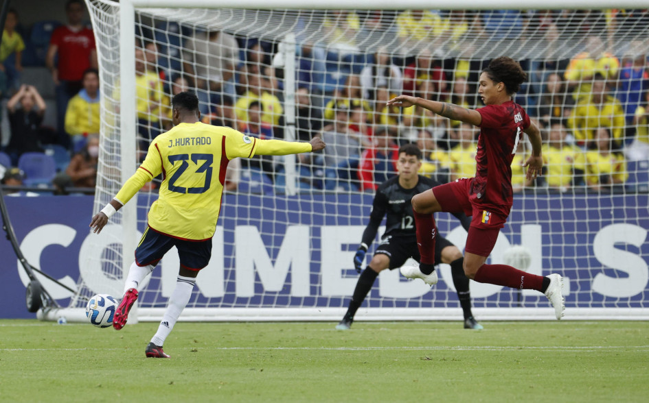 El colombiano Jorge Cabezas patea para anotar el segundo tanto de su selección ante los venezolanos. El colombiano Jorge Cabezas patea para anotar el segundo tanto de su selección ante los venezolanos.