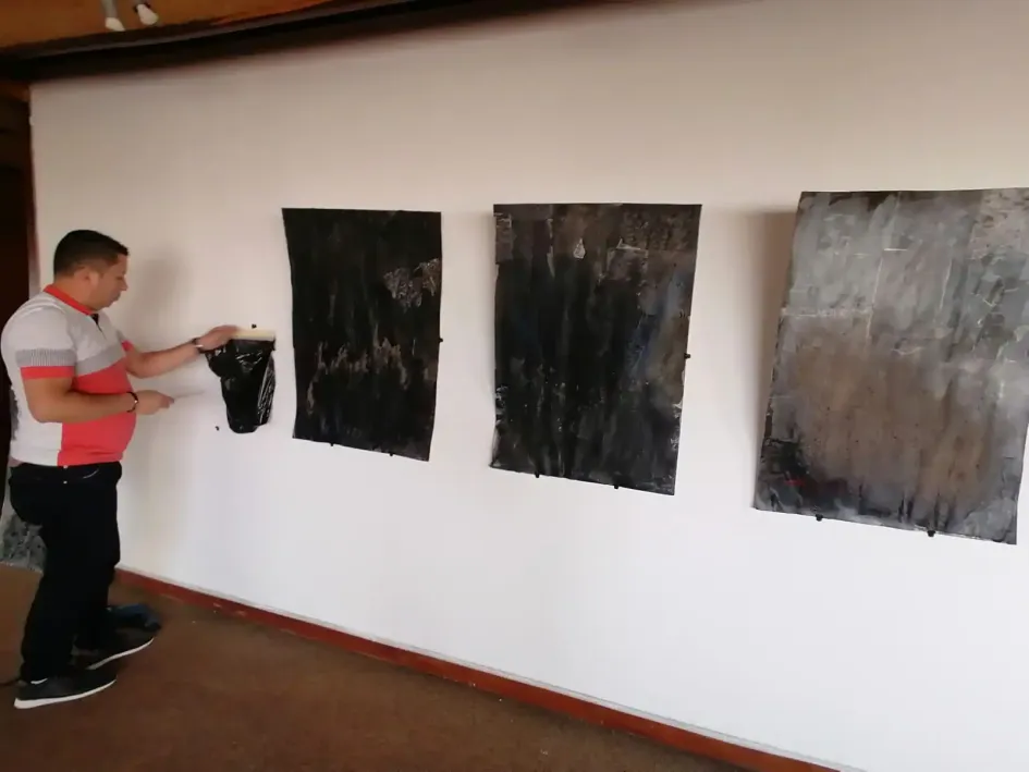 Instalación de exposición de arte Instalación de exposición de arte intersticios de la memoria