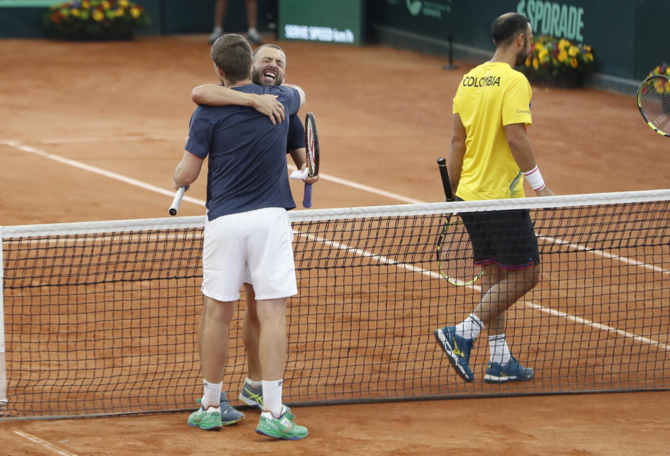 Daniel Evans (d) y Neal Skupski de Reino Unido celebran al ganar el partido ante Juan Sebastián Cabal y Robert Farah de Colombia, durante el juego de dobles de la fase de clasificación de la Copa Davis 2023 entre Colombia y Reino Unido, en el Pueblo Viejo Country Club de Cota (Cundinamarca). Daniel Evans (d) y Neal Skupski de Reino Unido celebran al ganar el partido ante Juan Sebastián Cabal y Robert Farah de Colombia, durante el juego de dobles de la fase de clasificación de la Copa Davis 2023 entre Colombia y Reino Unido, en el Pueblo Viejo Country Club de Cota (Cundinamarca).