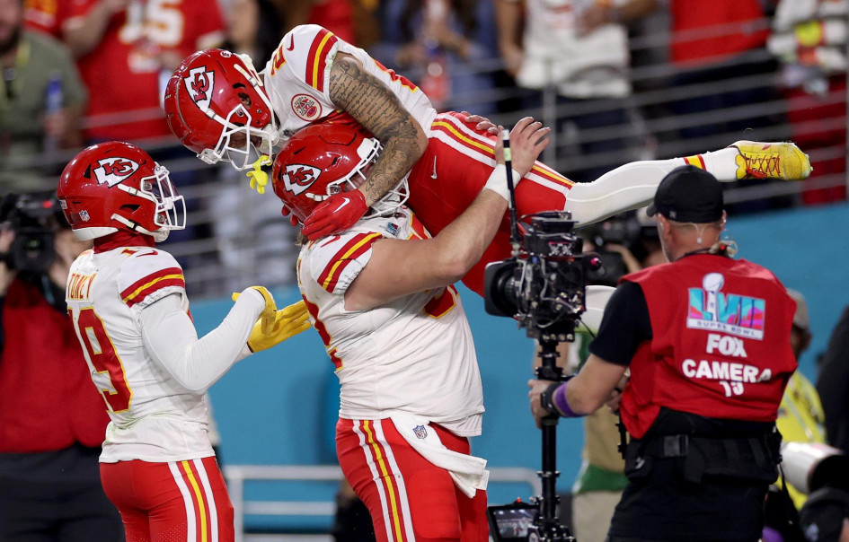 El receptor abierto de los Kansas City Chiefs, Skyy Moore (arriba), celebra su touchdown con el centro de los Kansas City Chiefs, Creed Humphrey (der.), y el receptor abierto de los Chiefs, Kadarius Toney. El receptor abierto de los Kansas City Chiefs, Skyy Moore (arriba), celebra su touchdown con el centro de los Kansas City Chiefs, Creed Humphrey (der.), y el receptor abierto de los Chiefs, Kadarius Toney.