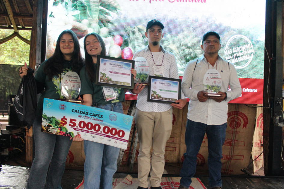 Emilia e Isabella Castellanos, en representación de Café Tío Conejo, recibieron el premio en la categoría Hacia Otros Horizontes; José Adrián Ortiz Rodríguez, de la vereda Los Molinos, en Salamina, es ganador en la categoría Comenzando El Camino; y Hermes de Jesús Álvarez Mejía, de Anserma, fue el ganador de la categoría Un Paso Adelante. Emilia e Isabella Castellanos, en representación de Café Tío Conejo, recibieron el premio en la categoría Hacia Otros Horizontes; José Adrián Ortiz Rodríguez, de la vereda Los Molinos, en Salamina, es ganador en la categoría Comenzando El Camino; y Hermes de Jesús Álvarez Mejía, de Anserma, fue el ganador de la categoría Un Paso Adelante.